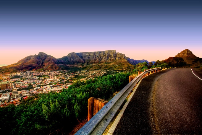 Cape Town med taffelfjellet. Waterfront frem til venstre og Greenpoint frem til høyre.&nbsp;